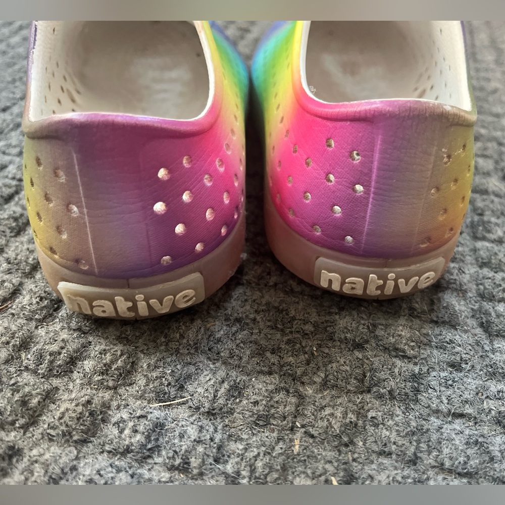 EUC Native Shoes in Rainbow Airbrush - Women’s Size 7, Big Kid’s Size 5 - Picture 7 of 9